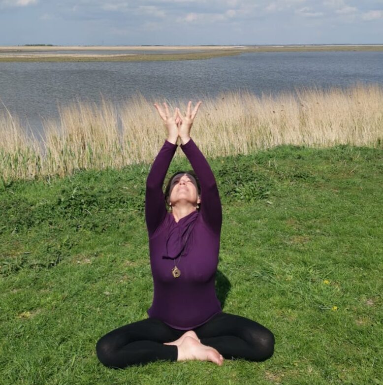 Esther Hadassa doet Yoga, handmudra, in Almere